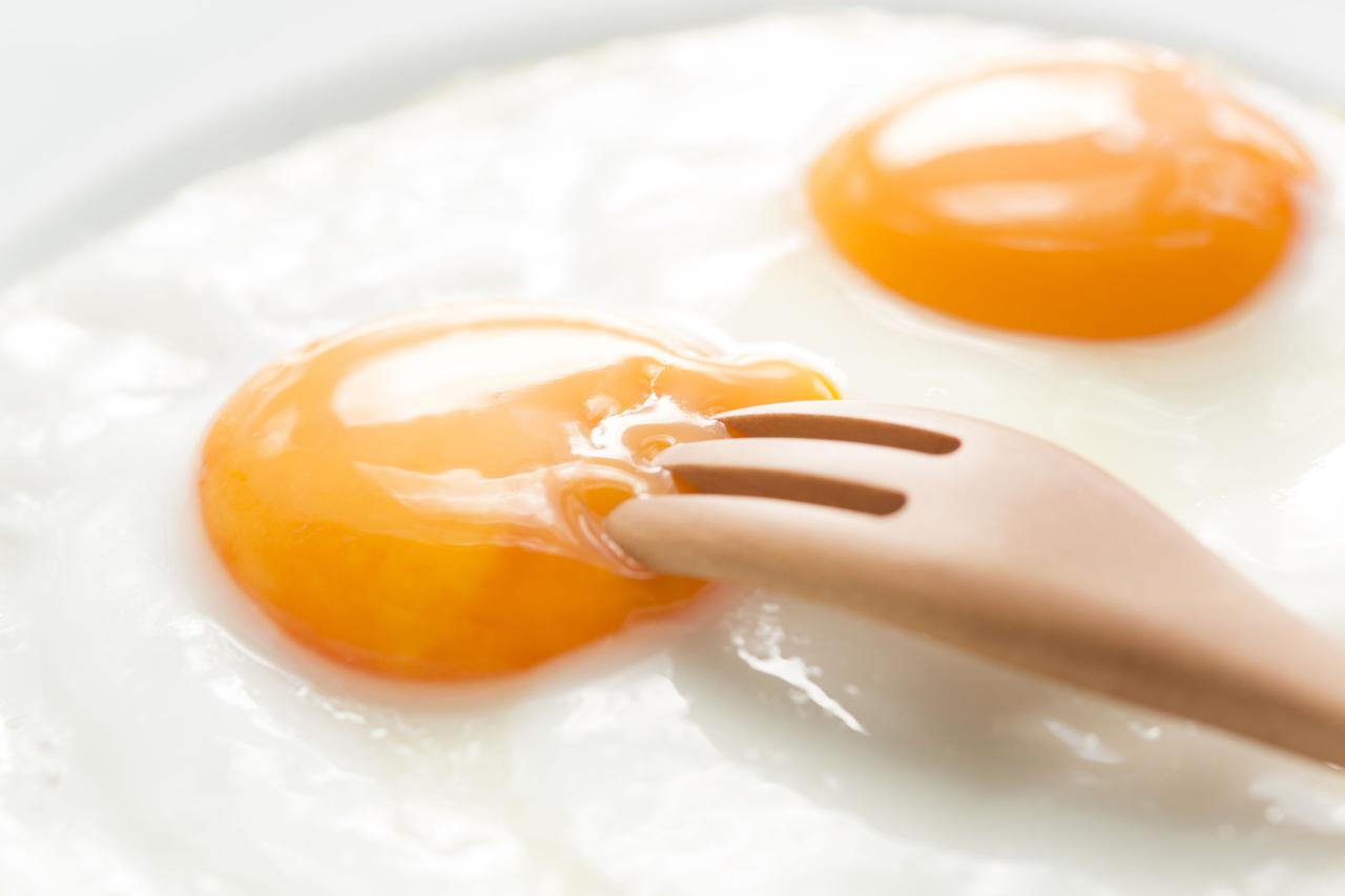 画像: トロッとおいしい半熟卵は水分が多く 食中毒の原因となる菌が繁殖しやすい！？