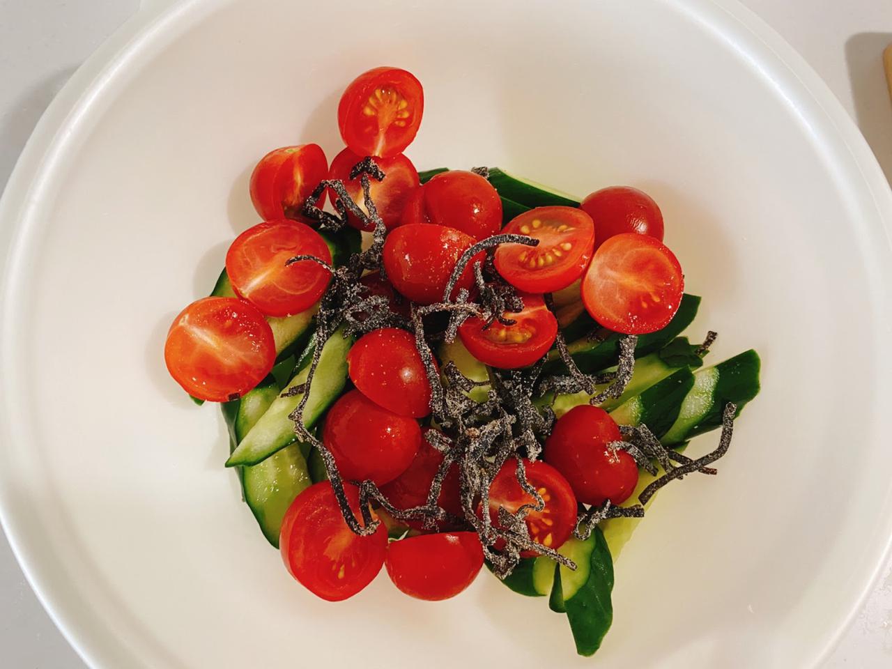 画像: きゅうりとトマトの塩昆布和えの作り方