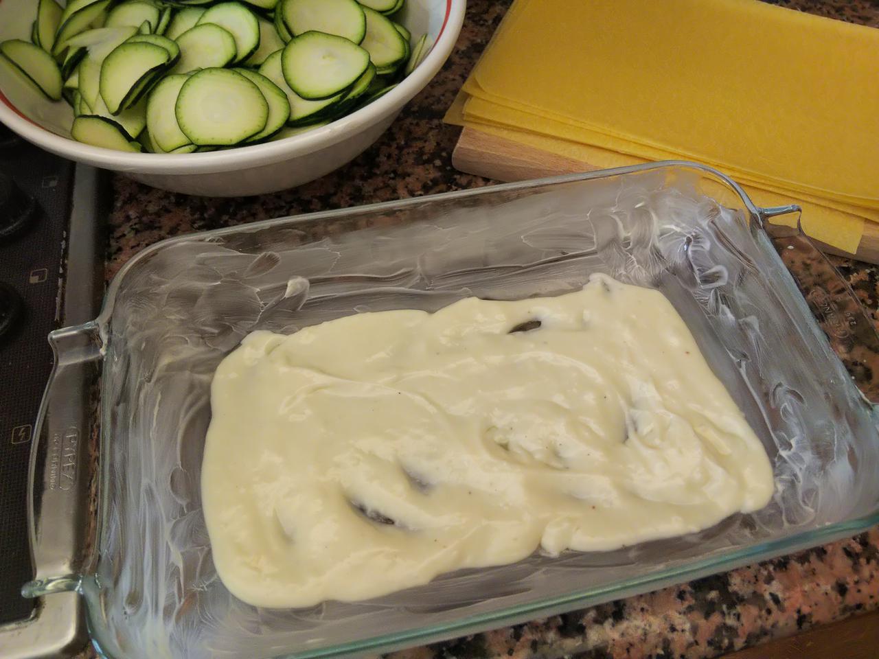 画像: 手順７．バターを塗った耐熱皿にベシャメルソースを敷く （筆者撮影）