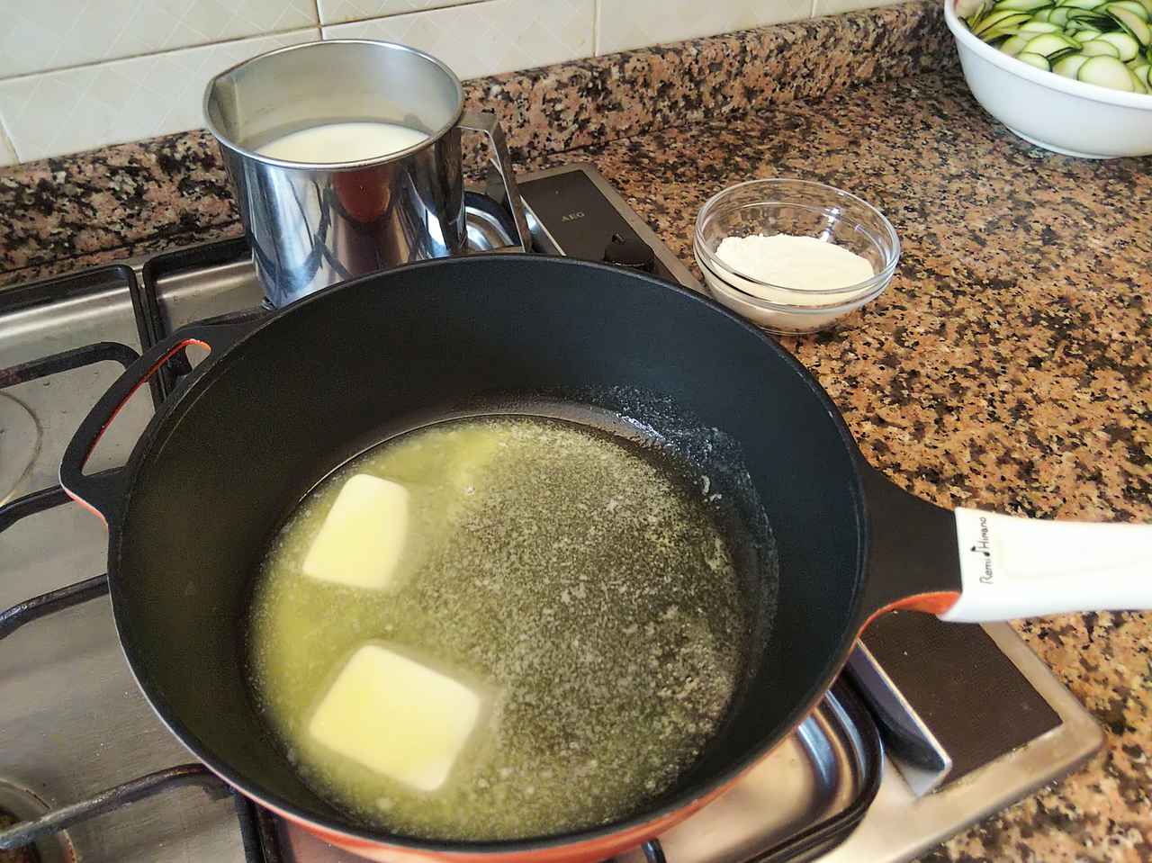画像: 手順２．ベシャメルソース作り　バターを溶かす （筆者撮影）