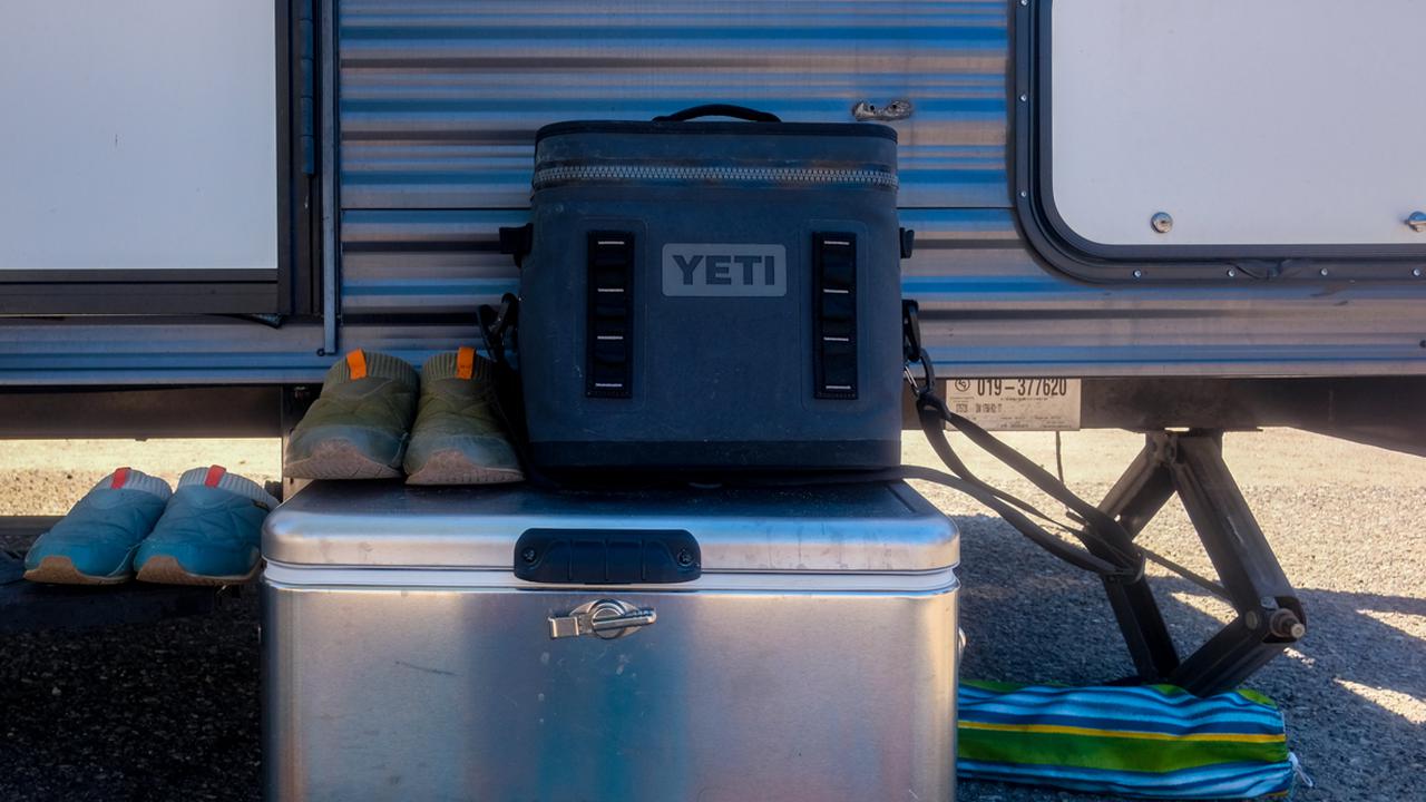 【新品】YETI ホッパーフリップ18 ソフトクーラー　ネイビー