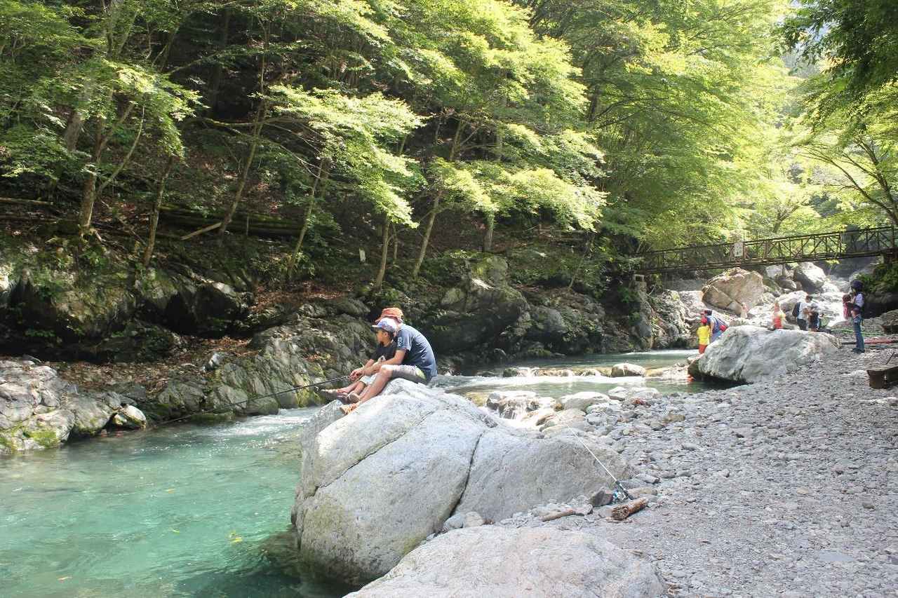 川遊び 関東 初心者必見 子供と一緒に 渓流釣り にチャレンジ イワナ ヤマメ ニジマスを釣ろう お役立ちキャンプ情報 年08月12日 日本気象協会 Tenki Jp