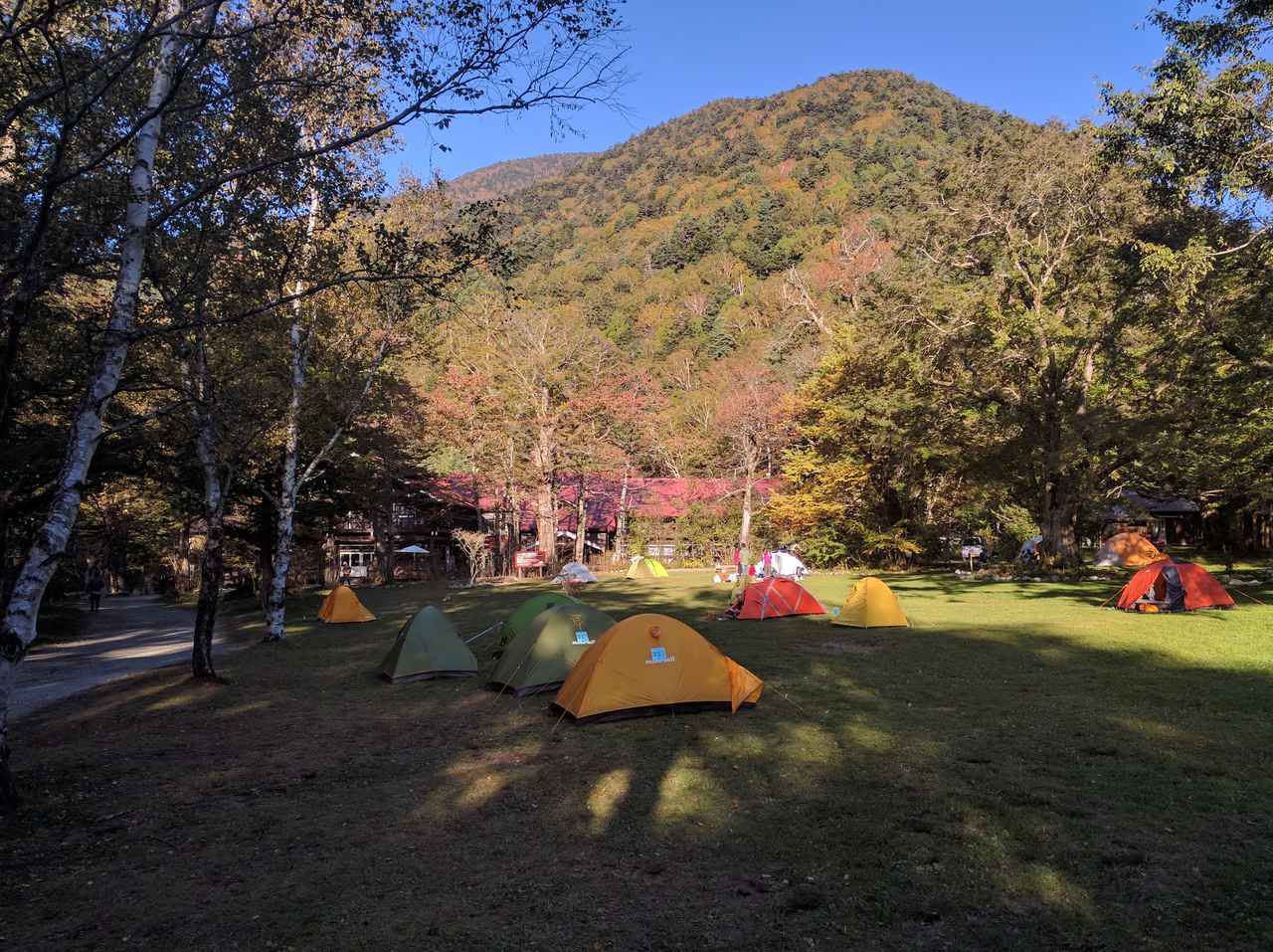 紅葉の秋 長野県 上高地ウォーキング 登山 澄んだ水と山々の大パノラマを満喫 山岳キャンプ場もご紹介 お役立ちキャンプ情報 年10月13日 日本気象協会 Tenki Jp