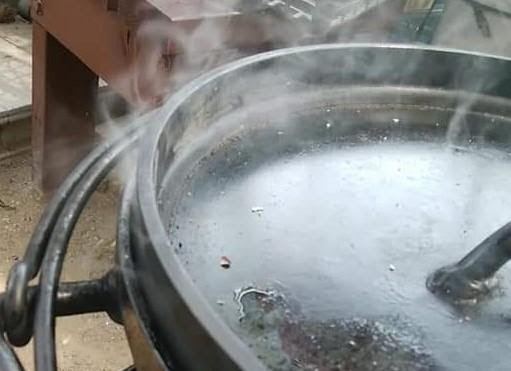 Uniflame ユニフレーム ダッチオーブンで燻製 アウトドア万能調理器具のダッチオーブンは燻すのにも最適 初心者向けテクニックをまとめて教えます お役立ちキャンプ情報 年12月05日 日本気象協会 Tenki Jp