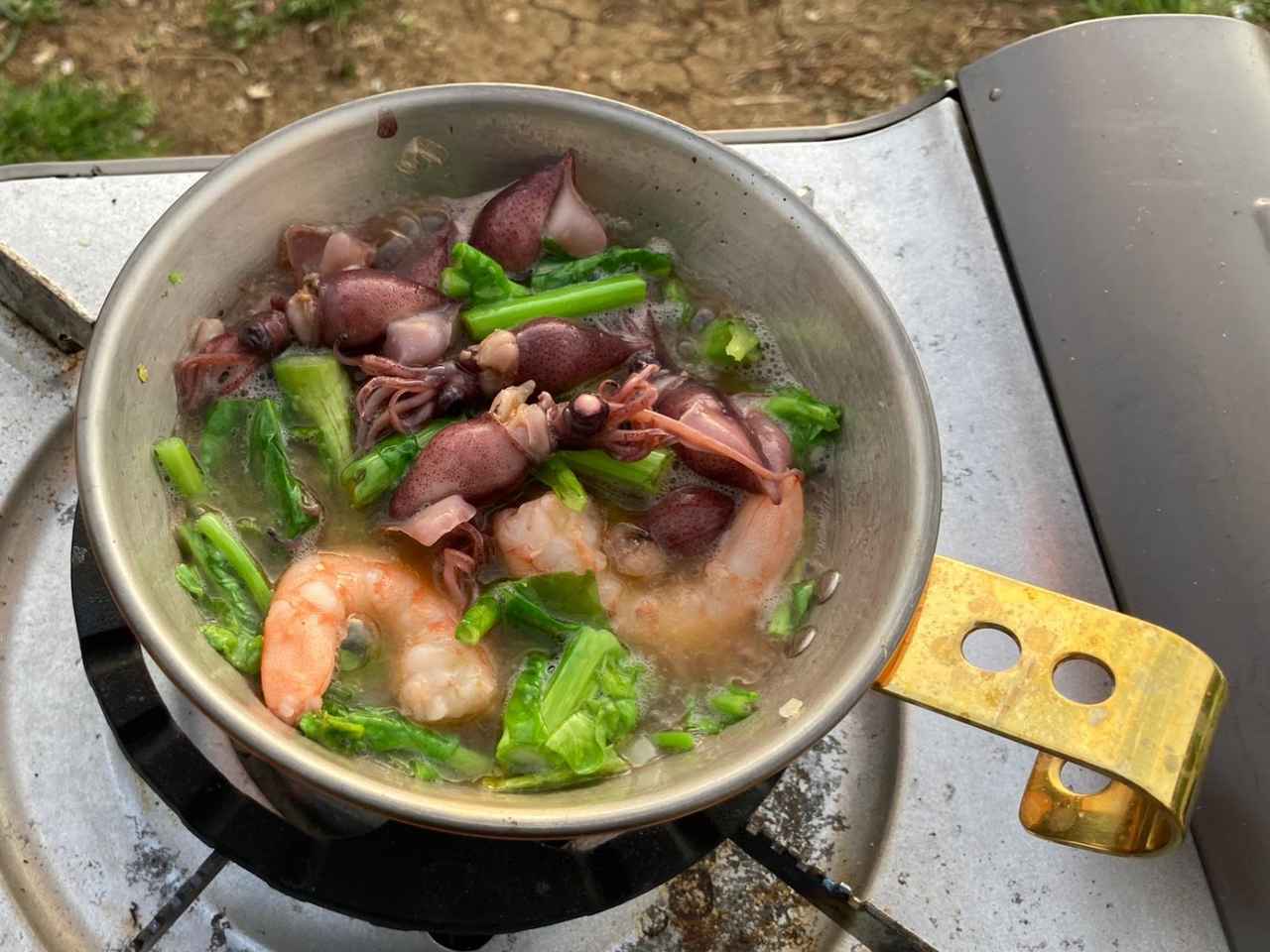 最強ソロキャンプ料理レシピ シェラカップで作る簡単キャンプ飯5選 炊き込みご飯 カレー パスタまで お役立ちキャンプ情報 21年05月15日 日本気象協会 Tenki Jp