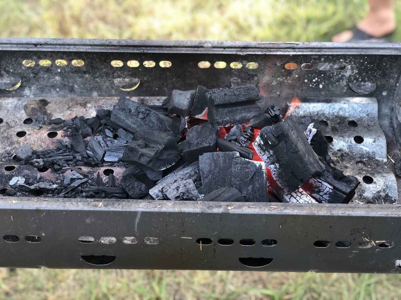 画像: ホームセンターなどで安く販売されている『木炭』は『黒炭』の仲間！　着火時に便利な炭