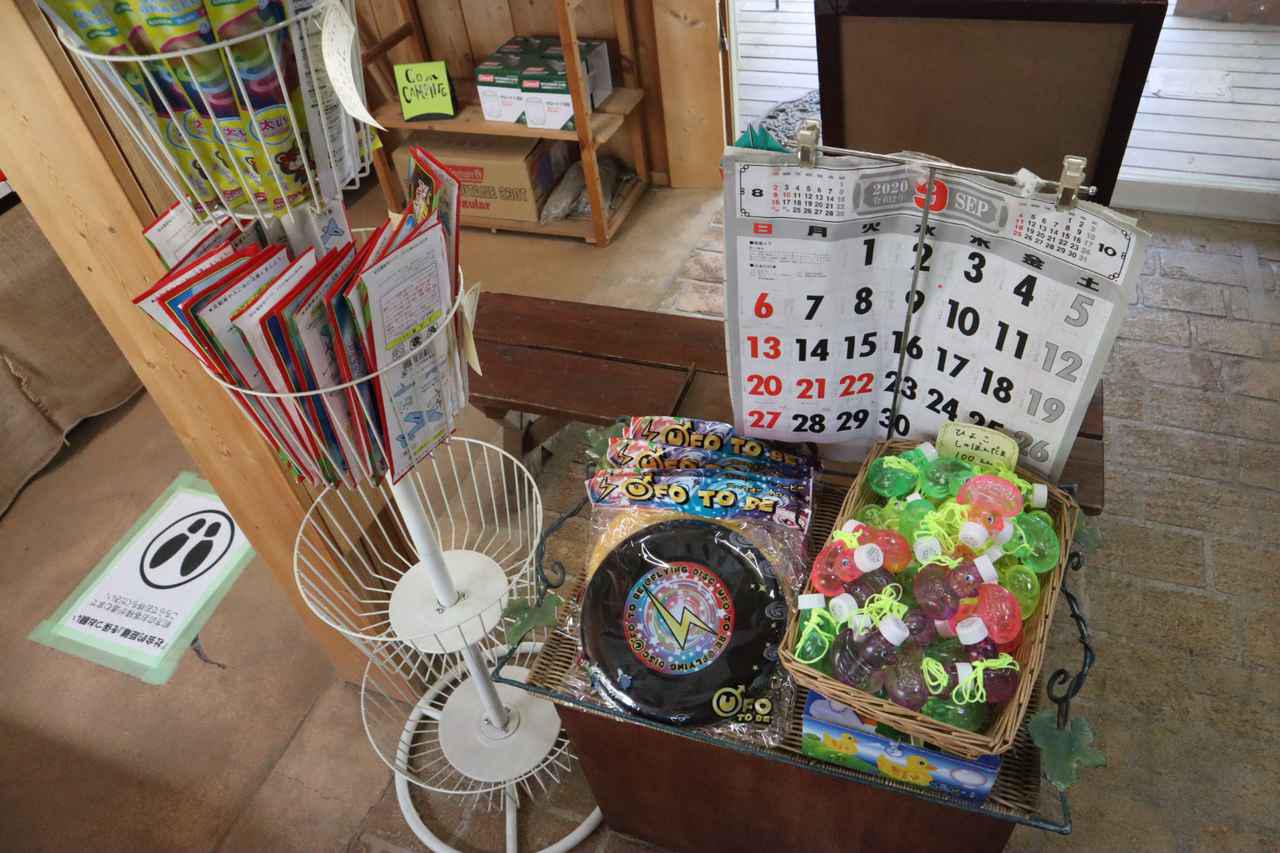 画像: 売店の様子2:子供の遊びグッズも販売 筆者撮影