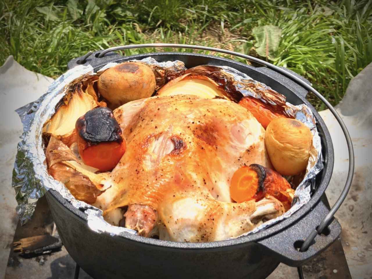 絶品レシピ ダッチオーブンで丸鶏をローストチキンに シンプルな作り方が一番旨い お役立ちキャンプ情報 2021年06月18日 日本気象協会 Tenki Jp