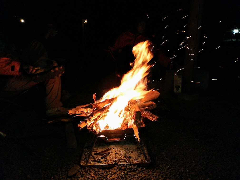 画像: 筆者撮影 焚き火を囲んで、夜はとてもいい時間♪