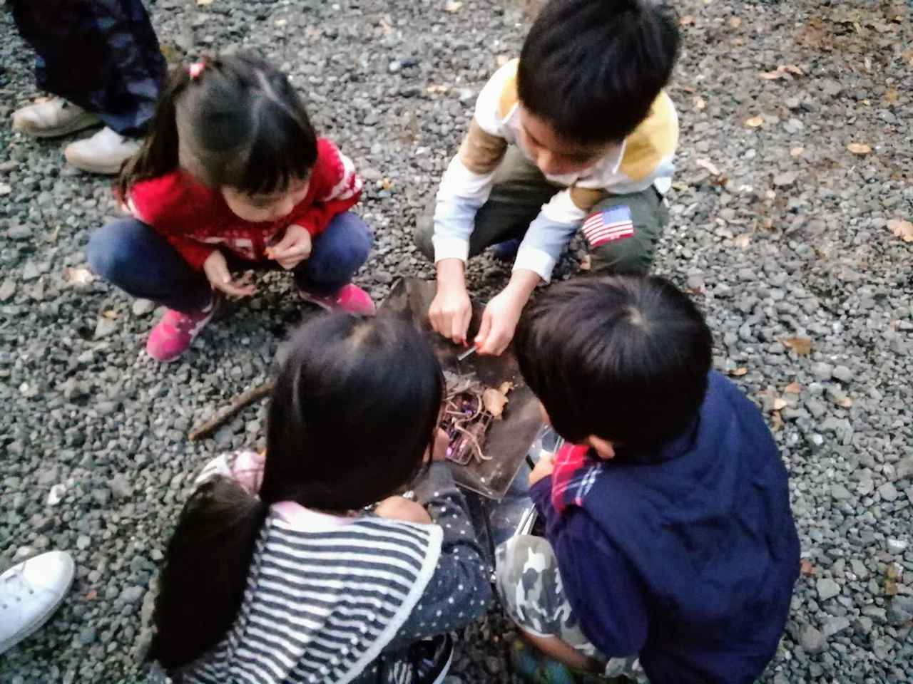 画像: 筆者撮影 子供たちも火起こしに挑戦!