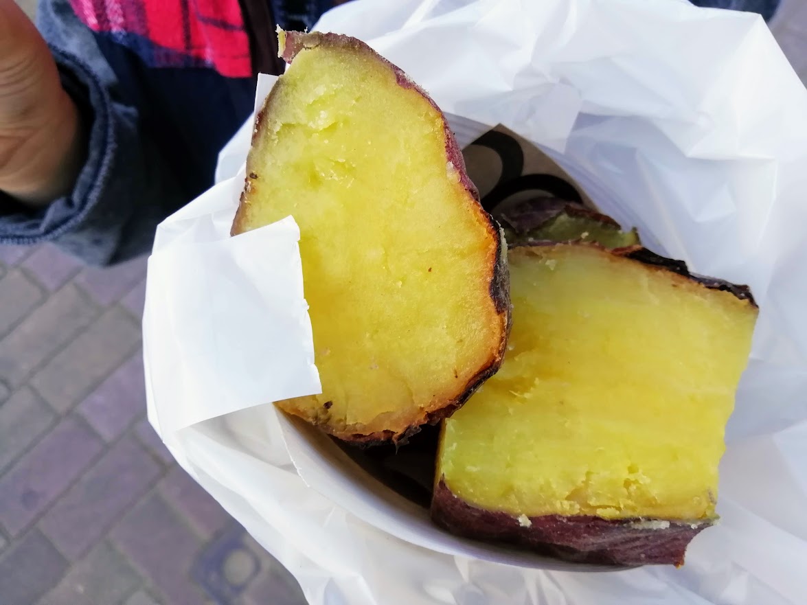 画像: 筆者撮影 焚き火でじっくり焼くと本当に美味しい焼き芋が楽しめます♪