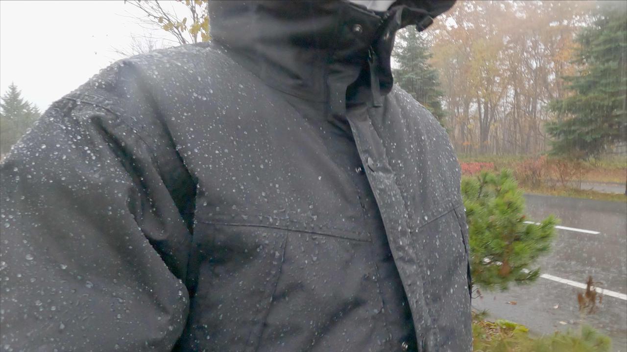 画像: 筆者撮影　雨の日にイージスダウンジャケットを着用