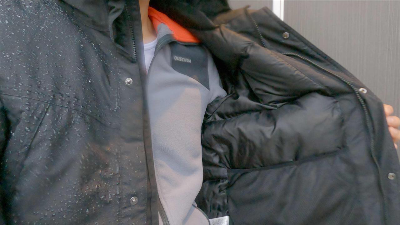 画像: 筆者撮影　雨の日に使っても中まで濡れないイージスダウンジャケット