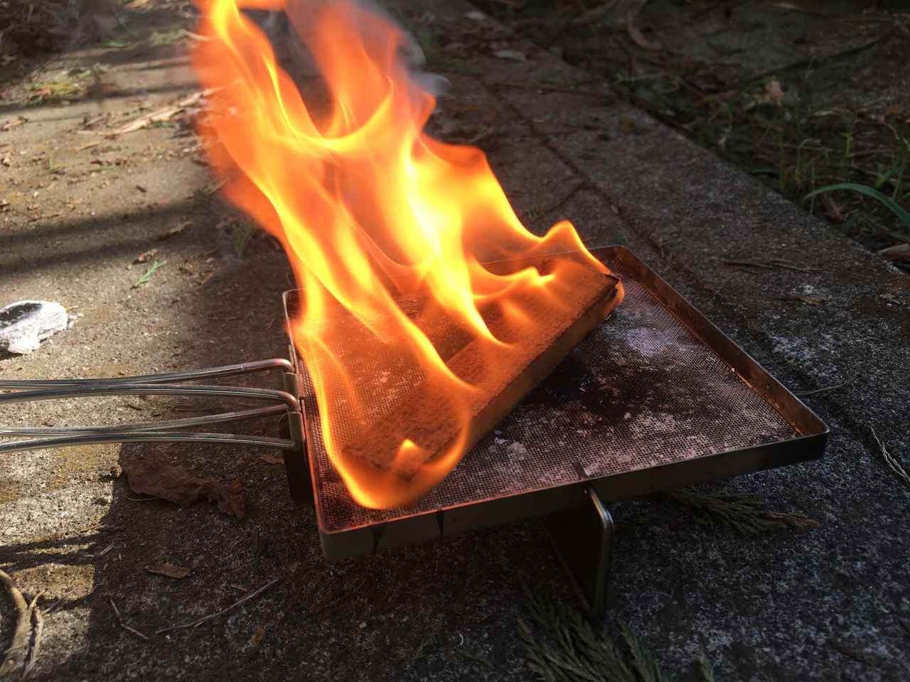 画像: 筆者撮影　一定の炎を保ったまま、燃え続けています。