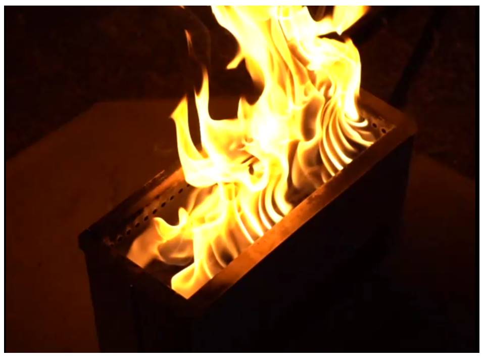 画像: DODより サイドの穴から供給される高温の空気とガスが燃える様子