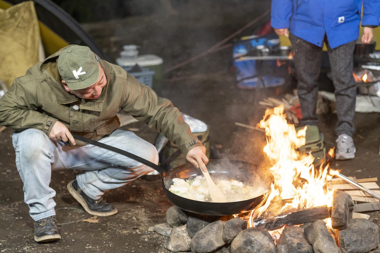 【アノ伝説の鍋が登場】バイきんぐ西村流ソログルキャンは自由で豪快！遊びやキャンプ飯を楽しみ尽くす