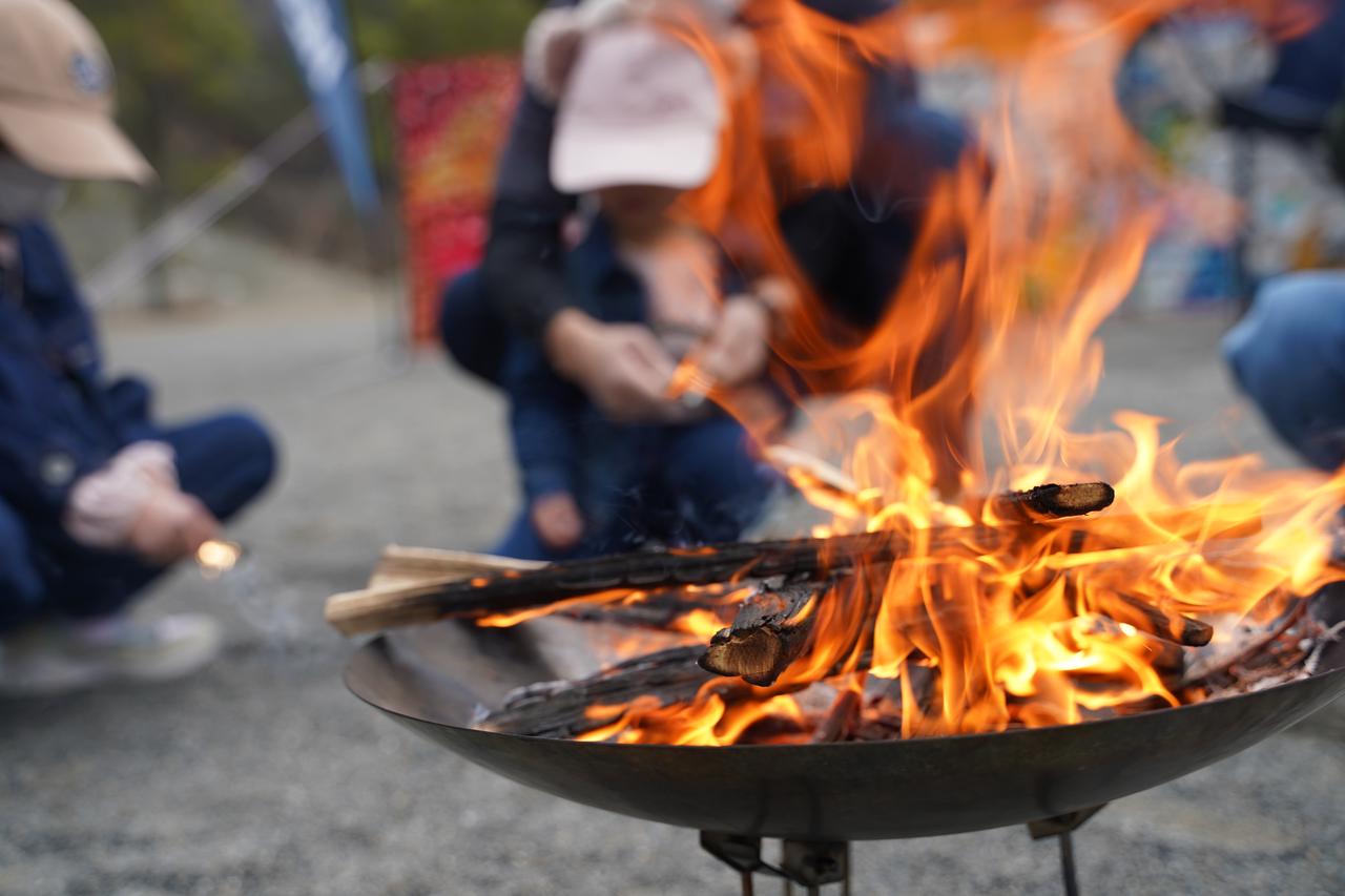 【キャンプで学ぶ】子どもたちへ伝えたい「火」の面白さ、難しさ。ハピキャン×いなべ市で広げる「火育プロジェクト」