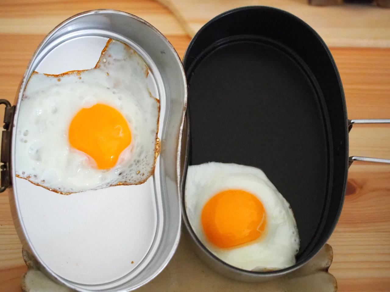画像: 筆者撮影｜『PANTAPAS / Hango』（右）は、傾けるだけで卵がスライドします！