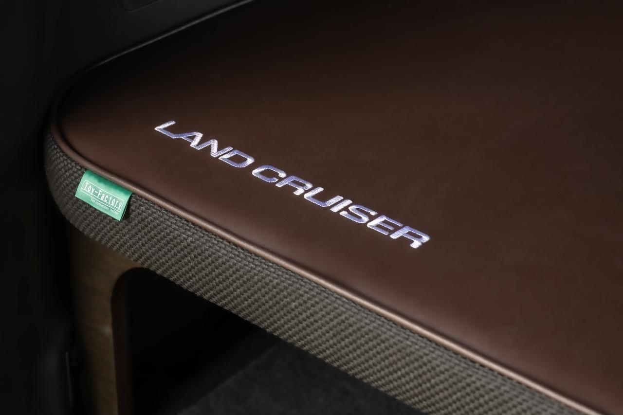 画像: トヨタ車両販売店限定モデルは「LAND CRUISER」のロゴ入り！