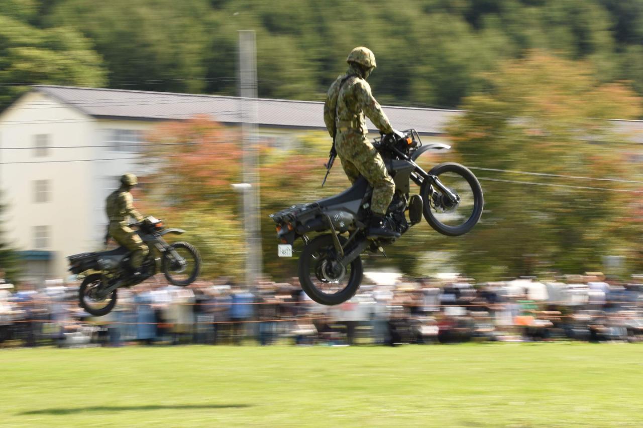 画像2: 「自衛隊」の高機動車・偵察用オートバイの展示