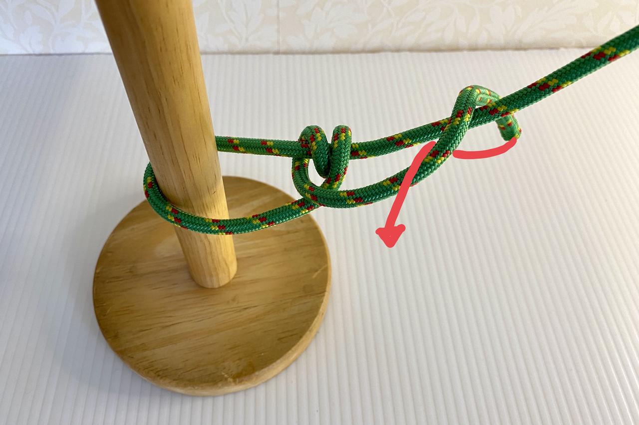 画像: 筆者撮影　矢印の方向から輪の中にロープの端を通す