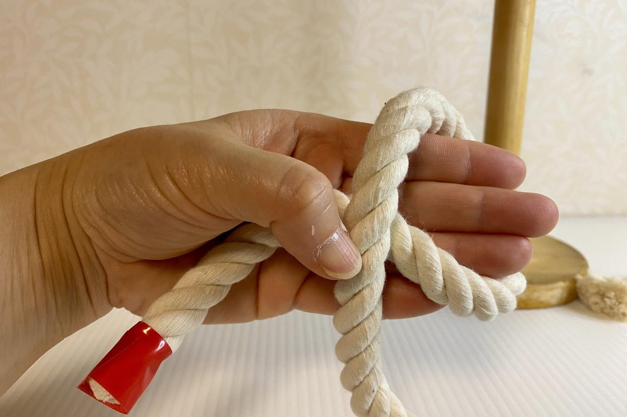 画像: 筆者撮影　ロープが交差している部分は、長いほうのロープが上に来るようにする